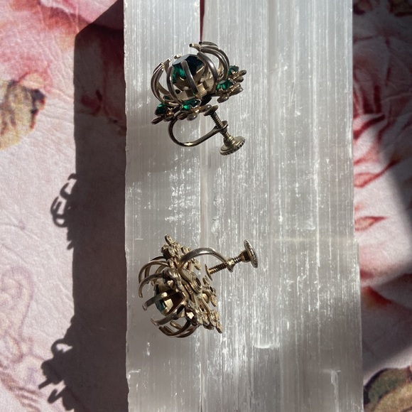 Vintage 1950s Emerald Green Rhinestone Earrings - Picture 5 of 9